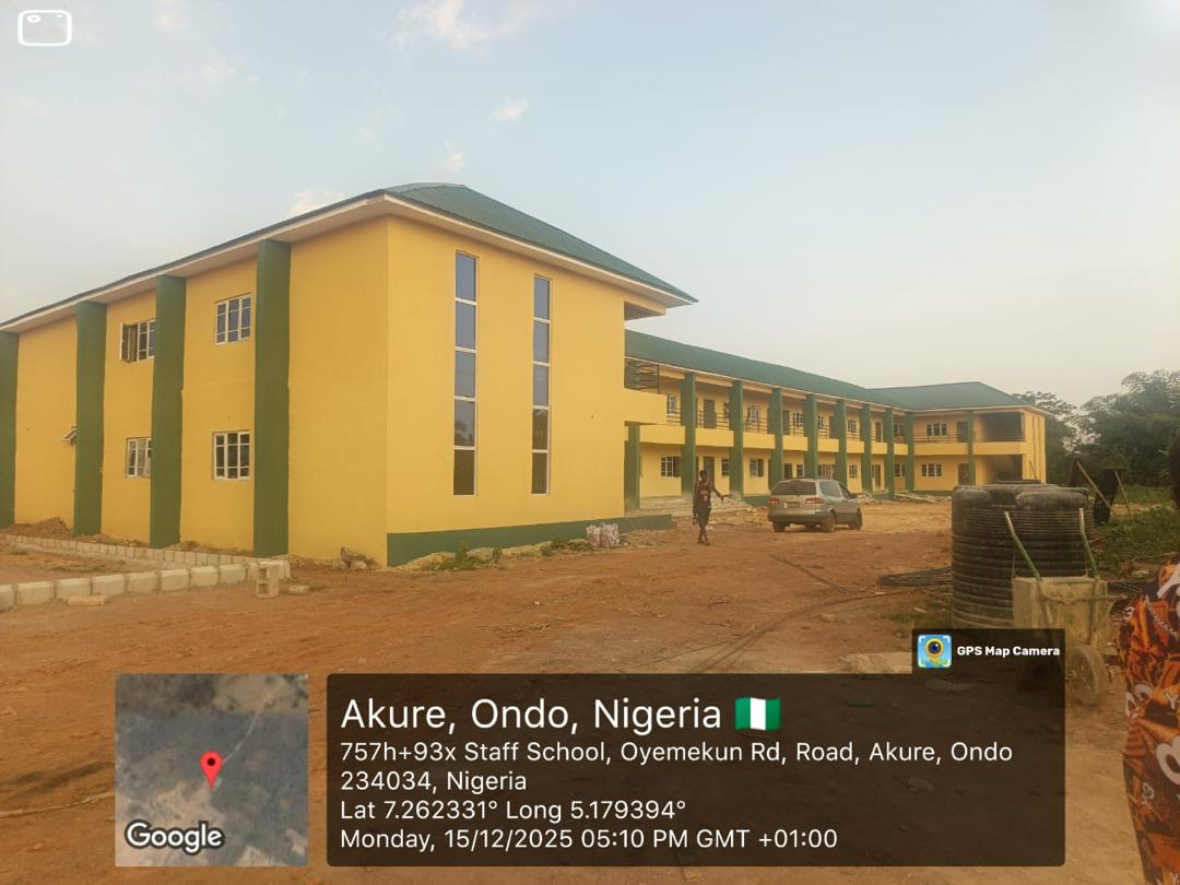 Construction of 12NR classroom block, Oyemekun Grammar School
